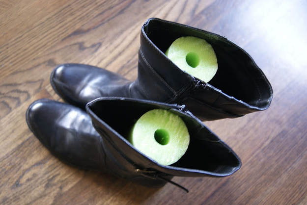 Uma forma simples e barata de organizar as botas e não deixar o cano dobrar (Foto: Reprodução)